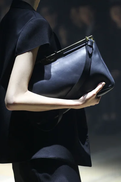 Look 16